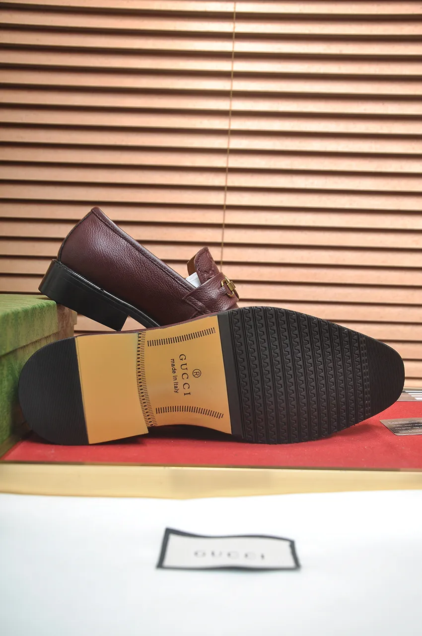 Men's shoes💰460💶Italy's top luxury men's shoes giant [GUCCI Gucci] has a new model 🍃Original European style🔰 Pleasant to the eye😍In order to make the shoes more durable and non-deformable🌀The production continues to follow traditional methods but there is still no lack of innovation💪The original cowhide is chosen for the leather♻️ Smooth, natural and exceptionally bright⭐Made of imported cowhide, the first choice of the rich 38-45 (45 customized)